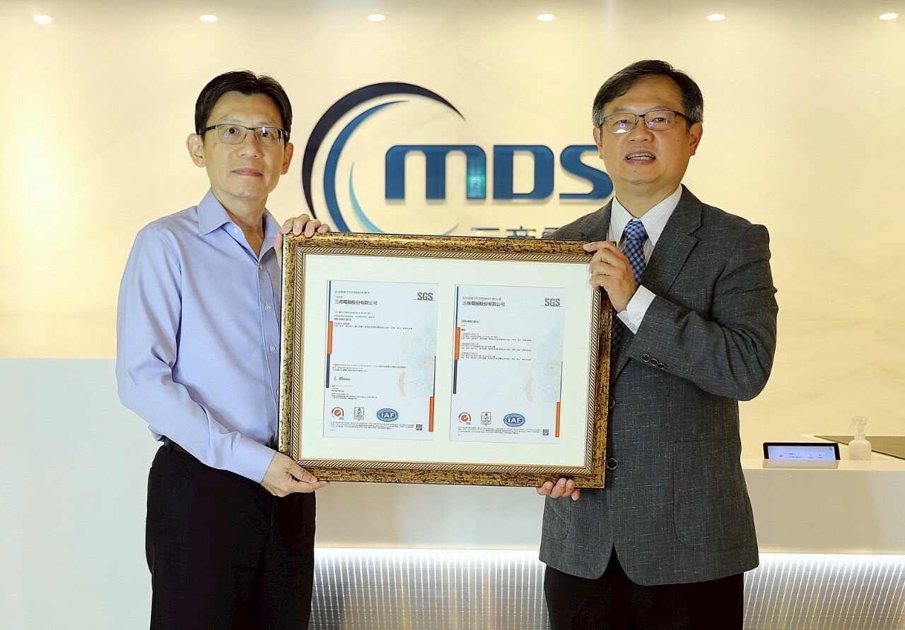三商電腦通過SGS ISO 45001由SGS謝禎濤資深總監頒發證書